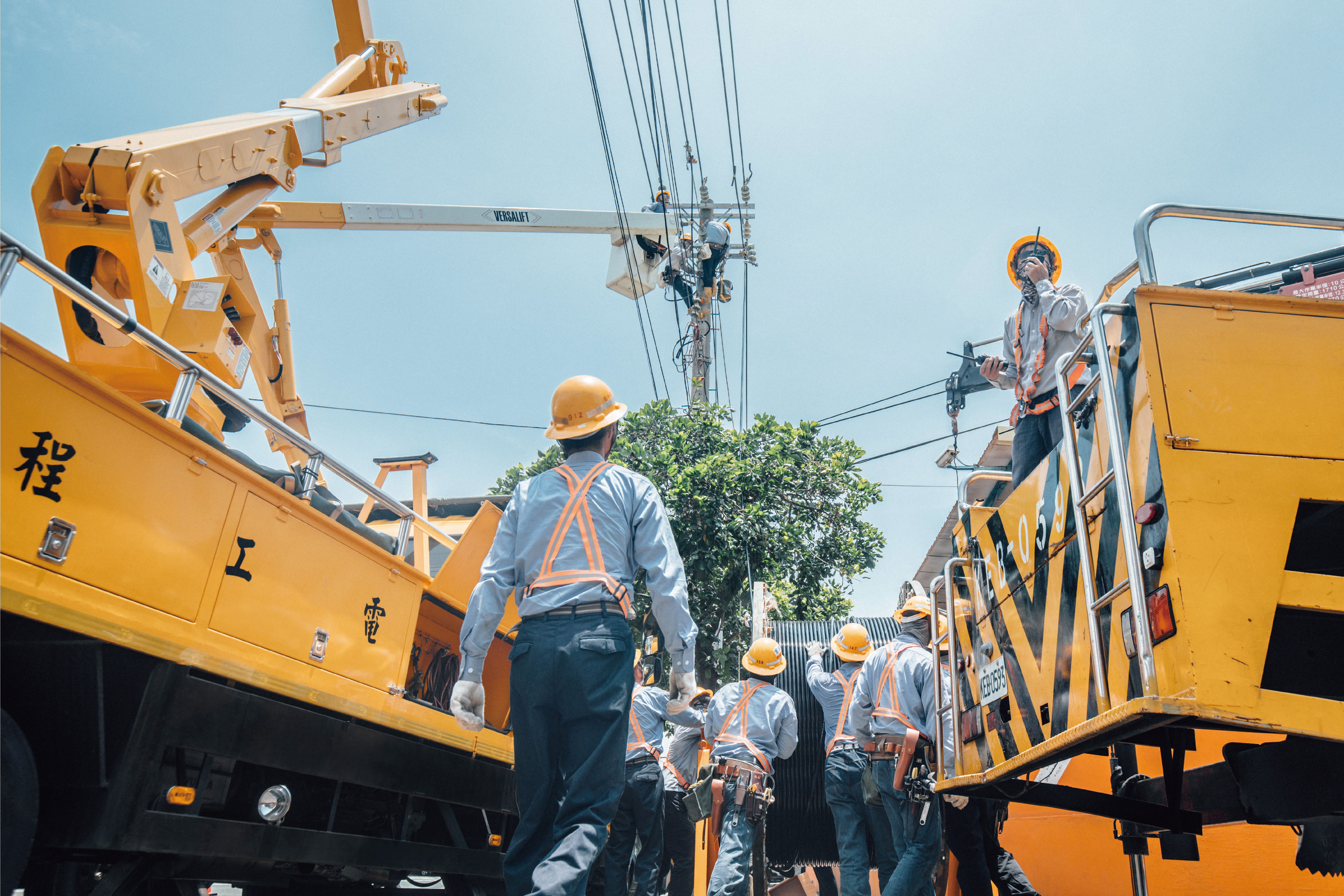 Taipower's committed staffs working under the sun.